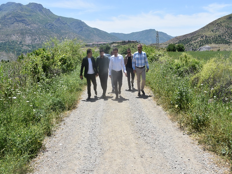 KAYMAKAMIMIZ SN. MURAT METE, YAPIMINA BAŞLANAN DEREKÖY KÖYÜ BETON YOL ÇALIŞMALARINI YERİNDE İNCELEDİ